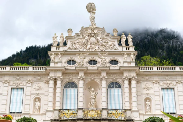 Gevel van het slot Linderhof paleis. Beieren, Duitsland. — Stockfoto