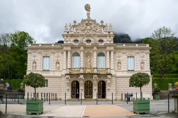 Gevel van het slot Linderhof paleis. Beieren, Duitsland. — Stockfoto