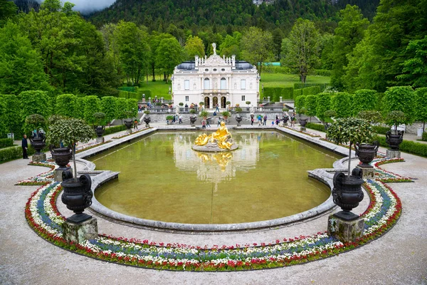 El Palacio Linderhof es un castillo en Alemania, cerca de la Abadía de Ettal . — Foto de Stock