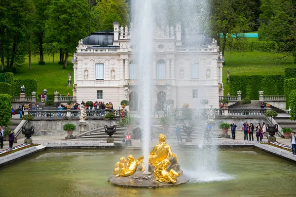 Schloss Linderhof. Brunnengruppe Flora und Puttos im Vordergrund. — Stockfoto