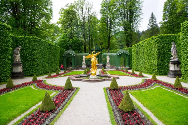 Ange fontaine dans le jardin latéral du palais Linderhof . — Photo