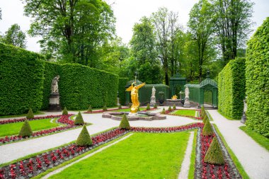 Çeşme melek Linderhof Sarayı'nın yan bahçede.