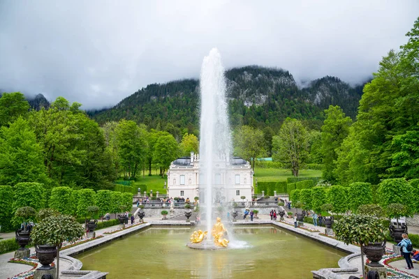 Дворец Линдерхоф. Группа Fountain Flora и puttos на переднем плане . — стоковое фото