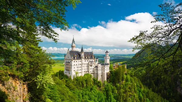 Нойшванштайн, Пейзаж Панорама сказочного замка в Германии — стоковое фото