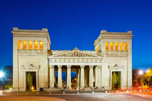 Monumento de propylaen dórico à noite. Munique, Alemanha . — Fotografia de Stock