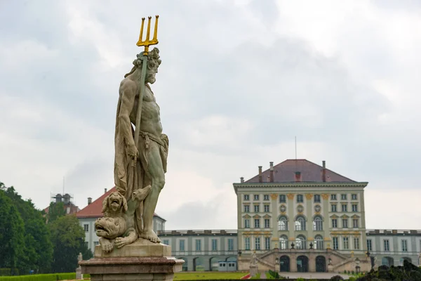 Estátua Plutão no jardim barroco do Palácio de Nymphenburg . — Fotografia de Stock