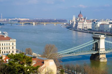 Budapeşte, Chain Bridge, Macaristan Parlamentosu'nun ve evler manzarası Panoraması.