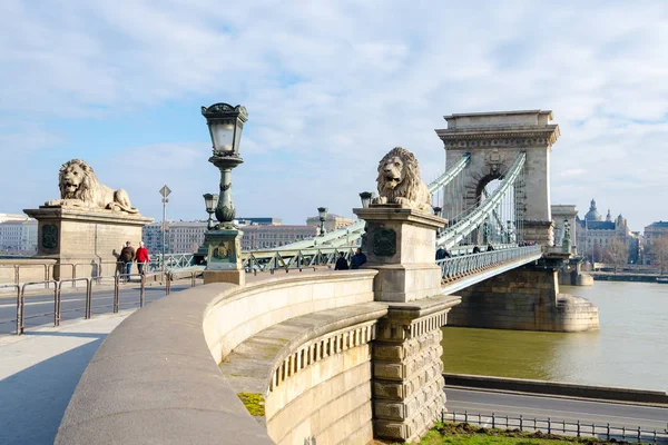 Chain Bridge in Budapest. Szechenyi Lanchid is a bridge over the River Danube. — Stock Photo, Image