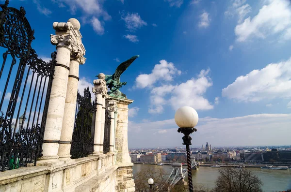 Adlerstatue auf der Burgmauer in Budapest, Ungarn. — Stockfoto