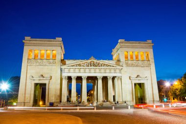 Münih, Bavyera, Almanya'nın gece görünümü.