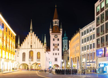 Geceleri Marienplatz Münih, Almanya. Eski Belediye Binası.