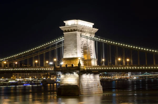 El Puente de las Cadenas en Budapest por la noche. Turismo en Hungría. — Foto de Stock