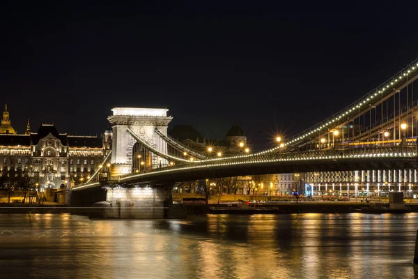 The Chain Bridge in Budapest in the evening. Sightseeing in Hungary. — Stock Photo, Image