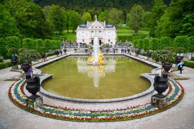Almanya'da Ettal Abbey yakınındaki bir Schloss Linderhof Saray gibi.