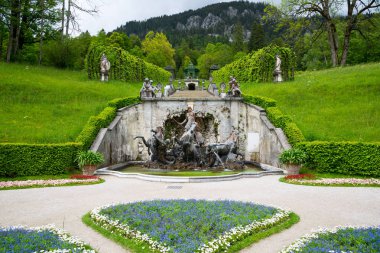 Art arda sıralı, Neptün Çeşmesi ve köşk. Linderhof Palace, Bavyera, Almanya.