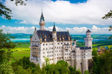 Neuschwanstein Kalesi 'nin manzarası. Almanya