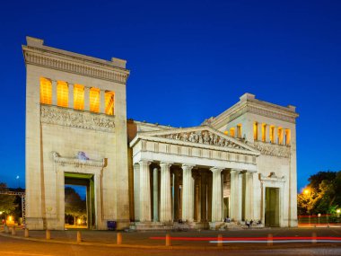 Anıtsal arch adlı Alman şehir Münih Koenigsplatz akşamı