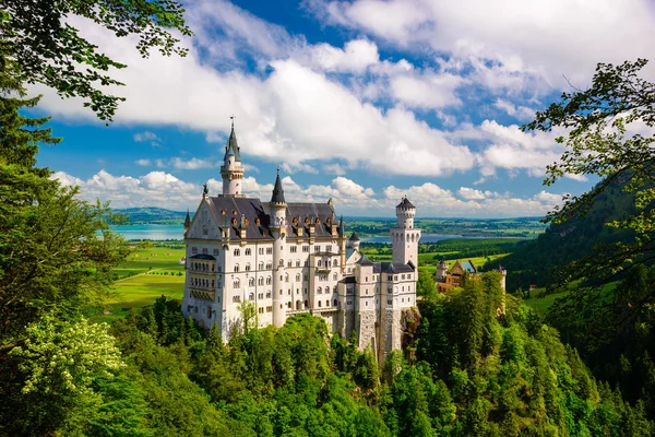 Slottet Neuschwanstein i en sommardag i Tyskland — Stockfoto