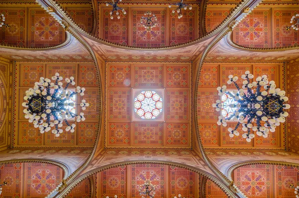 Plafond van de synagoge van de Dohany straat in Boedapest, Hongarije. — Stockfoto