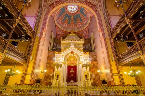 Inre av den stora synagogan i Budapest, Ungern. — Stockfoto