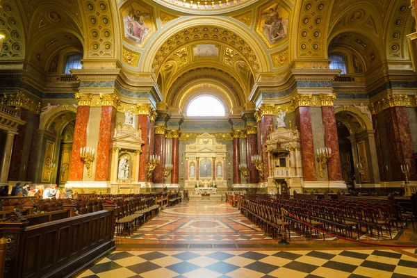 Inre av den romersk-katolska kyrkan St. Stephen's Basilica. — Stockfoto