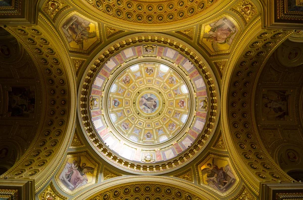 Insidan av kupolen. Dekorerade tak med väggmålning och guld. — Stockfoto