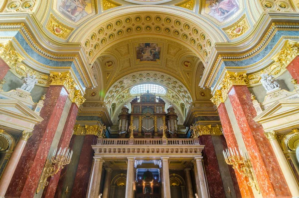 Roma Katolik Kilisesi St. Stephen Bazilikası'nın iç. — Stok fotoğraf