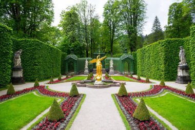 Çeşme melek Linderhof Sarayı'nın yan bahçede.
