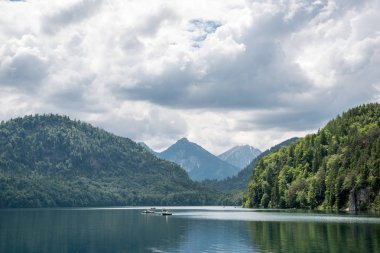 Bavaria, Almanya için Hohenschwangau castle yakınındaki göl Alpsee