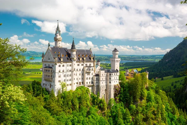 Castelo de Neuschwanstein no topo da montanha, Baviera, Alemanha — Fotografia de Stock