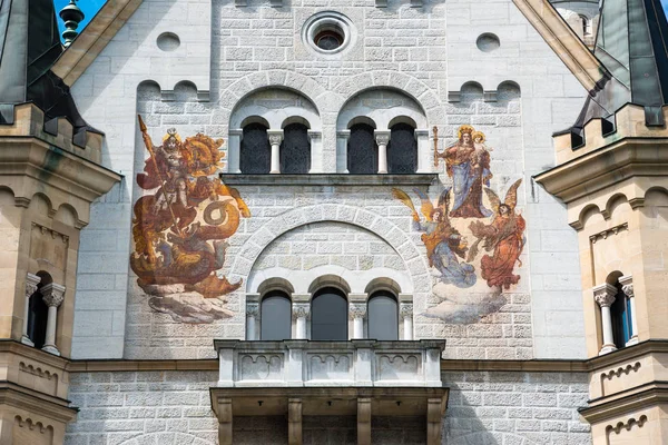 Patronka Bavorska a svatého Jiří na zámku Neuschwanstein, Německo. — Stock fotografie