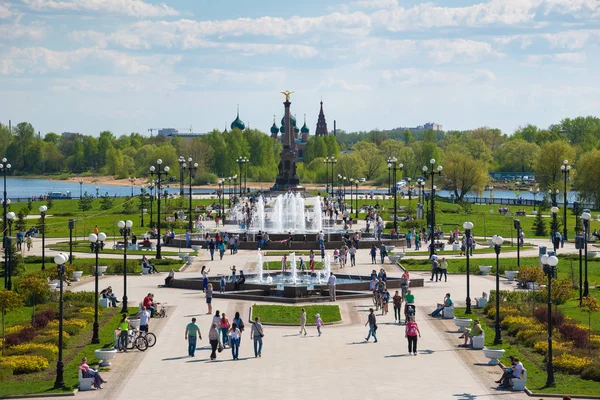 Weergave van het steegje van fonteinen en het monument in Yaroslavl, Rusland — Stockfoto