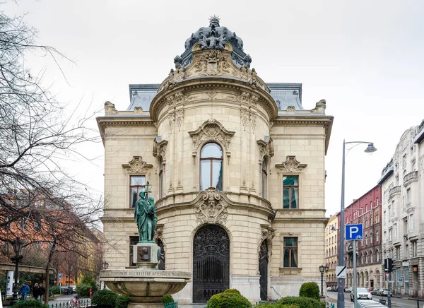 Metropolregion ervin szabo bibliothek in budapest, ungarisch. — Stockfoto