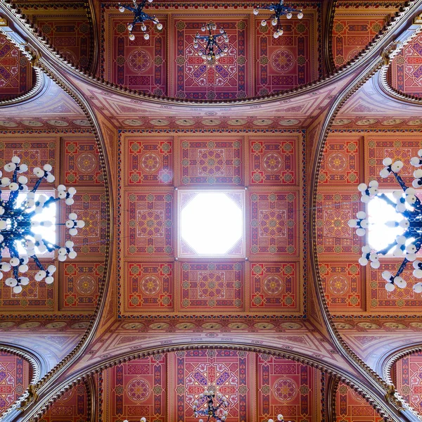 Plafond van de synagoge van de Dohany straat in Boedapest, Hongarije. — Stockfoto