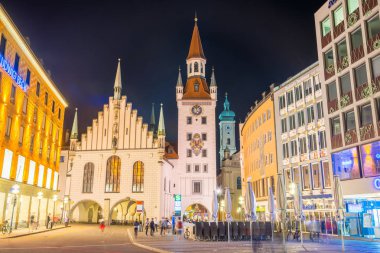 Geceleri Marienplatz Münih, Almanya. Eski Belediye Binası.