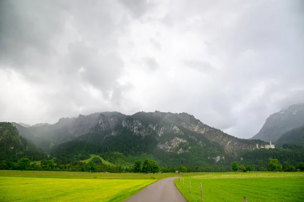 Замок Нойшванштайн и Альпы. Бавария, Германия . — стоковое фото