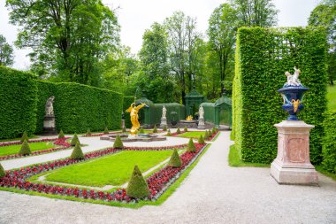 Ettal, Almanya - 5 Haziran 2016: Linderhof Sarayı 'nın yan bahçesindeki fıskiye meleği. Bavyera, Almanya.