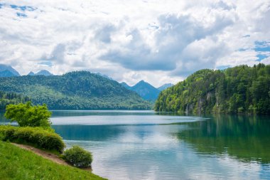 Bavaria, Almanya için Hohenschwangau castle yakınındaki göl Alpsee