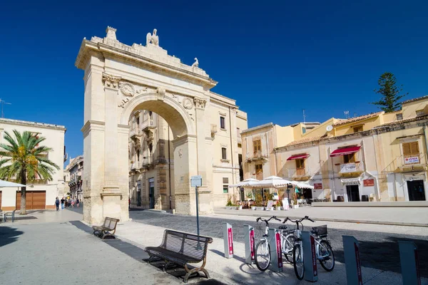 Royal Gate - Arch of Porta Reale. Noto, Sicily, Italy. — Stock Photo, Image