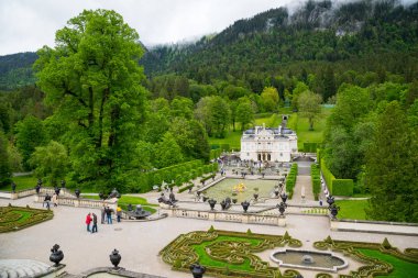 Ettal, Almanya - 5 Haziran 2016: Linderhof Sarayı. Merkezi kompleksinin ana, Kuzey-Güney ekseni görünümünü. Bavyera, Almanya