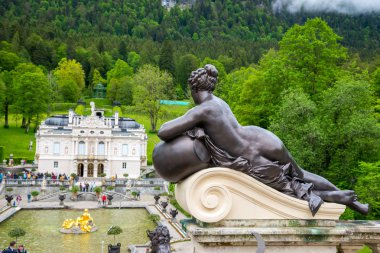 Ettal, Almanya - 5 Haziran 2016: Perisi Linderhof Palace park, Almanya, Bavyera siyah heykeli