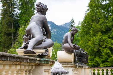 Ettal, Almanya - 5 Haziran 2016: Perisi Linderhof Palace park, Bavyera, Almanya için siyah heykeli