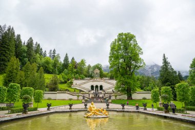 Ettal, Almanya - 5 Haziran 2016: Linderhof bir Schloss Almanya, güneybatı Bavyera Ettal Abbey yakınındaki sarayıdır. Çeşme grup Flora ve puttos.