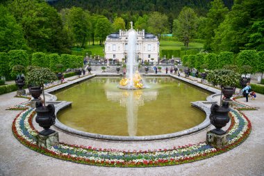 Ettal, Almanya - 5 Haziran 2016: Linderhof Sarayı Almanya 'da Ettal Abbey yakınlarındaki güneybatı Bavyera' da yer alan bir Schloss 'tur. Çeşme grubu Flora ve puttos ön planda..