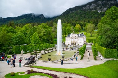 Ettal, Almanya - 5 Haziran 2016: Linderhof Sarayı Almanya 'da Ettal Abbey yakınlarındaki güneybatı Bavyera' da yer alan bir Schloss 'tur. Çeşme grubu Flora ve puttos ön planda..