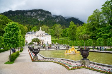Ettal, Almanya - 5 Haziran 2016: Linderhof Sarayı ve Çeşme grup Flora ve puttos. Bavyera, Almanya