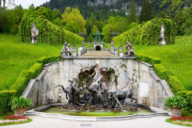 Ettal, Almanya - 5 Haziran 2016: Atlar ve müzik Pavilion Neptün Çeşmesi. Linderhof Palace, güneybatı Bavyera, Almanya