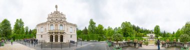 Ettal, Almanya - Haziran 5, 2016: 360 derece panorama Linderhof Sarayı - Almanya, güneybatı Bavyera Schloss. Kral Ludwig II tarafından inşa üç saraylar en küçüğü olduğunu.