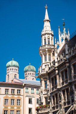 Yeni Belediye Binası ve Frauenkirche. Marienplatz, Münih, Bavyera