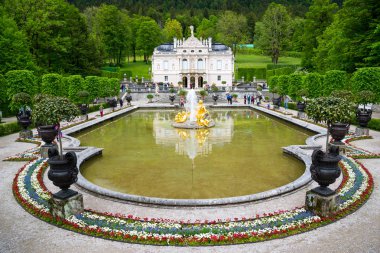 Almanya'da Ettal Abbey yakınındaki bir Schloss Linderhof Saray gibi.